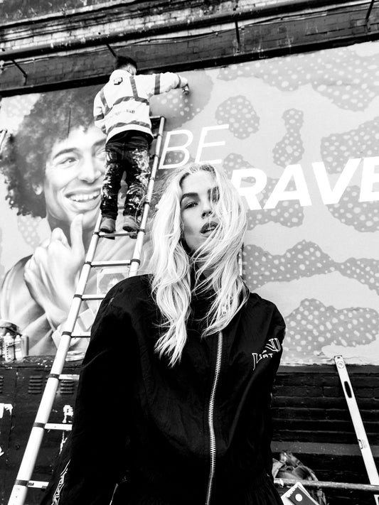 A BLONDE IN LONDON No01